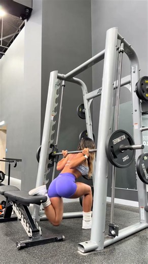 No Weight? Watch Me Lift 😂 #GymGirl #GymMotivation #GirlsWhoLift