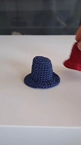 Graduation keychains! Comment Pattern to get a direct link or visit Mufficorn Etsy store https://mufficorn.etsy.com/listing/1714962995 #crochetgirlgang #crochetando #crochetpattern #crochetingisfun #crocheting #mufficorn #ganchillo #ganchillocreativo #graduationcrochet #crochetkeychain | Mufficorn