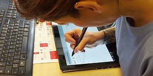 Microsoft Font Maker: Dali jsme grafičce Computeru do rukou stylus. Za pár minut nakreslila vlastní písmo