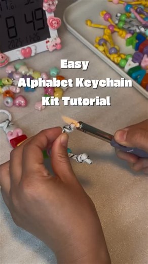 Choose Your Alphabet Keychains & Favorite Scoop Charms on Instagram: "알파벳 네임 키링 키트 주문이 무려 51개나 들어왔어요! 💜 단체 주문일 때는 키트로 받아보시는 게 훨씬 좋아요. 가격도 더 합리하고, 제가 하나하나 매듭을 묶는 시간이 줄어서 서로에게 가장 좋은 방식이더라구요. 아이들이랑 부모님이 함께 만들 수 있도록 따라 하기 쉬운 영상도 직접 촬영했어요. 비즈는 넉넉하게 드리고, 매듭도 예쁘게 묶을 수 있도록 제가 평소 완성품 만들 때 하는 방식 그대로 담아봤어요. 그래서 아이 혼자 하기엔 조금 어려울 수도 있지만, 기왕 만드는 거 예쁜 결과물이 나오면 좋겠다는 마음으로 준비했어요. 작은 손가락으로 비즈를 고르고, 끈을 꼬물꼬물 만지면서 자기만의 키링을 만들어가는 모습이 벌써부터 너무 사랑스러워요. 예쁘게 만들어서 가방 여기저기 주렁주렁 달고 다니길…💜✨ I just received an order for 51 Alp