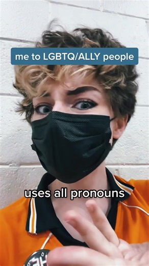 #pov : you’re me, an AFAB person who uses all pronouns, at a convention #Inverted #nonbinary