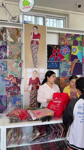 ပါတိတ်ချစ်သူလေးတို့ရေ တကယ့်ကိုနေပူပူထဲအများကြီးလာအားပေးကြလို့ ကျေးဇူးအထူးတင်ပါတယ် သင်္ကြန်ဆိုလူကြီးကန်တော့ဖို့ဝယ်ကြတာများတော့ ပစ္စည်းအသစ်လေးတွေနဲ့ကန်တော့စေချင်တဲ့စိတ်ရင်းနဲ့ ဒီဇိုင်းသစ်လေးတွေကို စျေးလျော့ရောင်းထားပေးတယ်နော် အများကြီးစျေးလျော့မထားနိူင်ပေမဲ့ သာမန်အချိန်ဝယ်တဲ့စျေးထက်သက်သာသလို အဆင်ဒီဇိုင်းအရောင်အသွေးကအစ အရမ်းလှပလို့ ကန်တော့တဲ့အခါတင့်တယ်နေမှာပါ ကိုယ့်ဝန်ထမ်းလေးတွေနဲ့လက်ဆောင်ပေးဖို့ဝမ်းဆက်တစ်စုံကို ၂၀၀၀၀ နဲ့ရောင်းပေးတာတွေဆိုအရမ်းတန်ပါတယ် ကိုယ်တိုင်လဲသင်္ကြန်၃ရက်ဝတ်ဖို့ ၂၀၀၀၀ တန်လေးတွေ