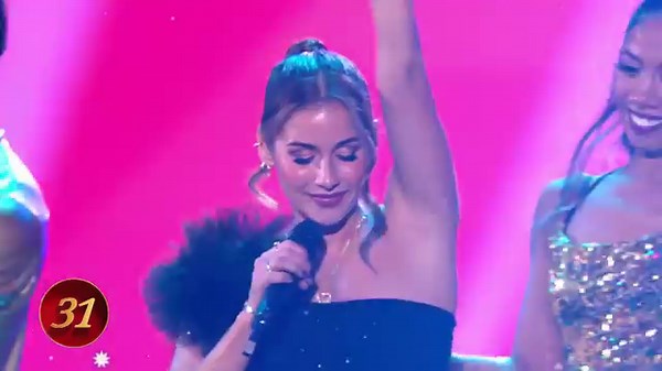 Für den Jahreswechsel garantieren wir einen Abend voller Spaß und guter Laune! 🎉🌟 Wie auch im vergangenen Jahr führen Hans Sigl und Francine Jordi durch das Programm. Mit dabei sind Publikumslieblinge wie Christina Stürmer, DJ Ötzi, Melissa Naschenweng, Right Said Fred und viele mehr. 'Die große Silvester Show' heute ab 20.15 Uhr! | ORF 2