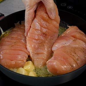 I've never tried a chicken recipe like this before, so delicious! #chickenrecipes #easyrecipe | Cookery Recipes