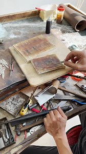 Nous continuons notre tour des artisans maltais. Aujourd’hui, nous découvrons l’art du bijou en filigrane avec Kevin Attard ! 🪡 | Visit Malta