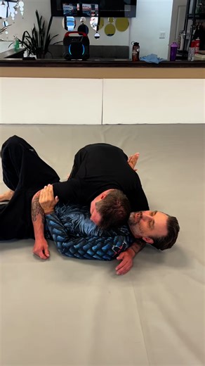 This is a triangle / armbar combo from bottom side I’ve been using for years. I’ve never showed anyone before. So please enjoy! Are you a triangler? 👇 | BJJ After 40
