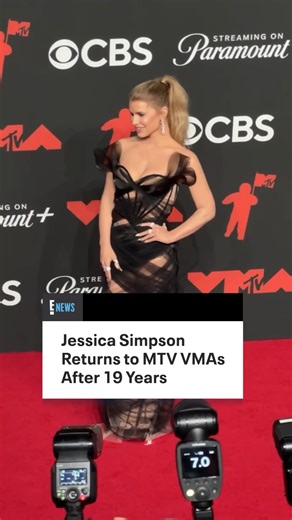 Jessica Simpson arrives for a rare red carpet appearance to the #VMAs. See more at the link: https://enews.visitlink.me/FZJ2u_ | E! News