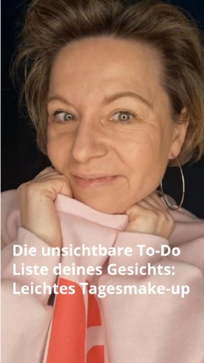Die unsichtbare To-Do Liste deines Gesichts – leichtes Tages-Make-up Lange habe ich mich gefragt, warum ich manchmal so müde und fahl aussehe… Bis ich verstanden habe: ich habe es selbst in der Hand! Ich brauche Frische – ein Hauch von Glow! Lass mich strahlen, aber bitte natürlich!“ Wach mich auf – ein bisschen Rouge reicht! Vergiss nicht: Weniger ist mehr! Seitdem setze ich auf ein leichtes, frisches Make-up, das meine natürliche Schönheit betont! Es geht nicht darum, perfekt auszusehen, sonde