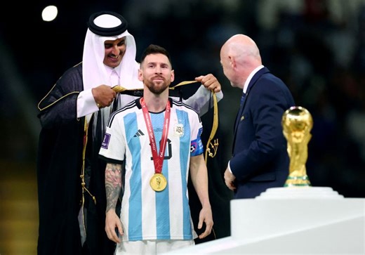 Makna di Balik Pemberian Bisht kepada Lionel Messi saat Argentina Angkat Trofi Piala Dunia 2022 : Okezone Bola