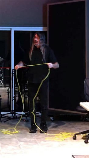 3.2K views · 253 reactions | Guitar strings, piano strings, and vocal cords all exhibit transverse wave behavior. Here’s an enlarged look at how strings vibrate. #oiart #audioschool #audioengineer #audiostudent #audio | OIART | Facebook