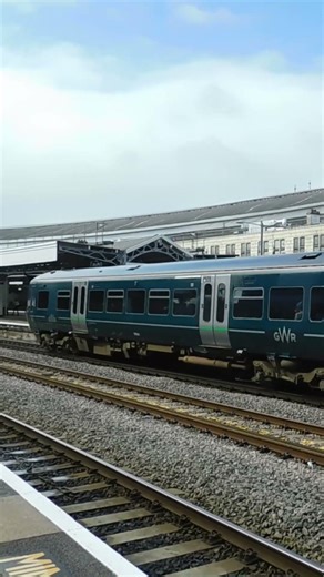 GWR Class 166 departing Bristol Temple Meads with a two tone