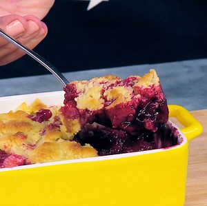 96K views · 1K reactions | Alle Streuselkuchen-Fans, dieses Walbeeren-Crumble wird euer Herz erwärmen! | Futtern | Facebook