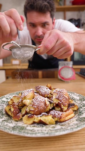 Kaiserschmarrn ist nicht einfach ein kaputter Pfannkuchen 🤬🥞 Nehmt dieses Rezept: 1-2 EL Rosinen 2 EL Rum Teig: 5 Eier 5 EL Zucker 1 Prise Salz 30 g Milch 60 g Mehl 2 EL Butter Puderzucker Zwetschgen Röster 400 g Zwetschgen 3 Prisen Zucker 1 Messerspitze kardamom ½ Tl Zimt 3 Sternanis #kaiserschmarrn #pfannkuchen #rezept