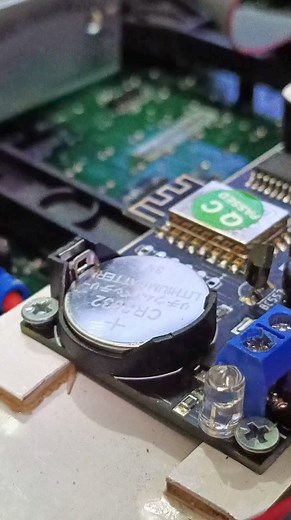 7.9K views · 100 reactions | How to remove the CMOS CR2032 battery from the battery holder socket #Battery #CMOS #Tips #Remove #Method #Creative #Simpel | Delofha Servis | Facebook