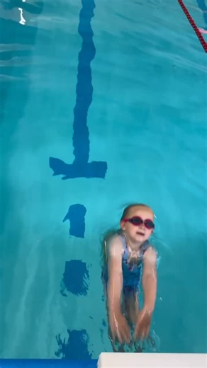 Check out our superstar combining their push & glide on the back straight into backstroke with that lovely, confident flutter kick! 🤩 Learning to link skills together is a huge milestone at stage 2. It helps swimmers build rhythm, body control and the confidence to move smoothly through the water 🌟 Ready for your swimmer to shine like this? 👉 Book your lessons: https://booking.dolphinbabies.co.uk | Dolphin Academy