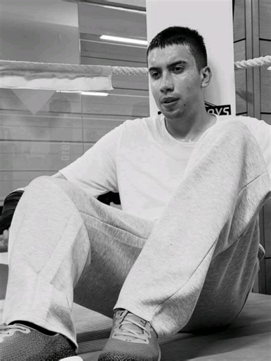 #ABRAHAHAM :: como vi que Abraham se fue a Barcelona me recordó la canción y por eso subí esto jeje 💜🫰🏻😳 #elabrahaham #fyp #paratii @Abrahaham