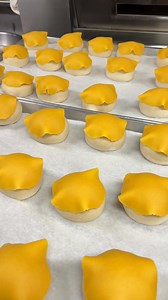 469K views · 3.6K reactions | Golden, crackly, irresistible. Melon Pan Buns with that cookie crust on top and pillowy bread inside.You’re taking at least two. #chiuquonbakery Sound: Magic in the Snow - VanoVibe | 超群餅家 Chiu Quon Bakery | Facebook