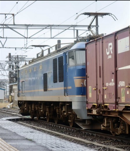 みぞれが降る直江津駅を発車するJR貨物EF510-508号機#えちごトキめき鉄道 #JR貨物#EF510