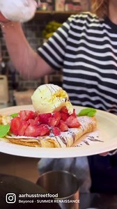 11K views · 103 reactions | 丹 Der er åbnet et splinternyt køkken her på Aarhus Street Food og der bliver allerede langet crêpes i massevis over disken hos Crepes à la Cart! ⚡️ Det er både ‘madpandekager’, som feks den med æg, spinat og feta, og søde dessertpandekager, som den med vaniljeis og jordbær  Kom og se dem blive lavet - de er vidunderlige  #aarhusstreetfood #ægte #sweet #savory #altforaarhus | Aarhus Street Food | Facebook