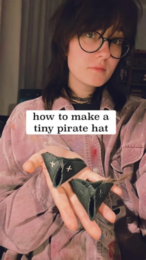 tiny pirate hat tutorial! 🏴‍☠️ I based it on the one by @SKS Props go check his work, you will find some awesome stuff! #pirate #tutorial #diy #craft #handmade #pirates #piratehat #diytutorial #smallartist #leatherwork