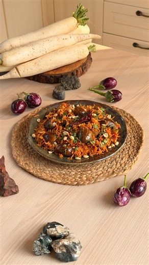 Omkar Pawar on Instagram: "Vangi Bhat 🍆🔥 Who thought brinjals could taste this good with rice 🤤. Recipe Ingredients: Oil 20ml Jeera 1tsp Mustard seeds 1tsp Cloves 10 Cinnamon sticks 2inch Dry Red chilly5-6 Curry leaves 4-5 Hing 1tsp Onions 150gms Ginger garlic chilli paste 1tbsp Haldi 1/2tsp Red chilli powder 3tsp Coriander powder 2tsp Salt to taste Tomatoes 1cup Brinjals 600gms Tamarind pulp 40gms Sambar masala 1tbsp Kanda lasun Masala 1tbsp Biryani Rice 500gms Water as per required Coriande