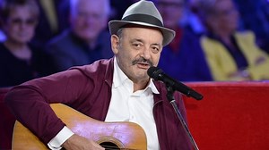 Covid-19 : Louis Chedid chante "Tenir ta main" pour rendre hommage aux 100.000 morts
