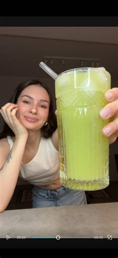 Antwort auf @✵🂱☙ 𝐋𝐞𝐚 ❧🂱✵ Heute machen wir Saft aus Apfel, Zitrone, Kiwi, Kokos, Gurke 🥒 und Banane. Mit meiner Hand-Saftpresse ist ein frischer Multifrucht-Saft entstanden 🍎🍋🥝🥥🥒🍌💦