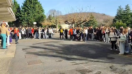 Collège de la Roche Beaulieu. Intervention auprès de Deux classes ce jeudi 18 décembre. Collège qui chaque année prépare des paquets cadeaux ou des jouets pour les Restos. Un magnifique texte nous a été lu par un jeune guinéen une poésie sur la solidarité par deux autres élèves. (Merci Michel, Danielle et la communauté éducative du collège ). A écouter plein pot 🥹🥳🥸🤩 | Les Restos du Cœur de Dordogne