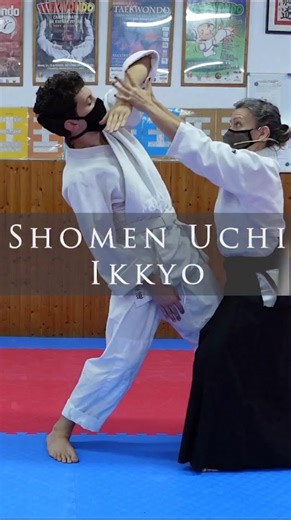 Shōmen uchi ikkyo es una de las técnicas básicas del Aikido, y al mismo tiempo una puerta de entrada para entender muchos principios del arte. En este reel te muestro paso a paso cómo la trabajo yo, enfocándome en claridad, control y conexión. Primero recibimos el ataque, entrando con el cuerpo en lugar de oponernos. Luego guiamos el brazo de uke desde el centro, manteniendo siempre el contacto y la distancia adecuada. A partir de ahí, construimos la inmovilización con un movimiento continuo, si