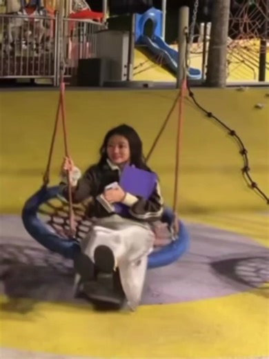 Cô Ca Sĩ 2K7 Ngồi Xích Đu