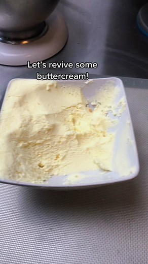 How to Make Violet Buttercream for Cake Decorating