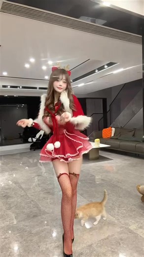 艾克斯不是xx X r on Instagram: "干啥呢小猫老弟🍎🎄#圣诞的100种打开方式#萌妹子"