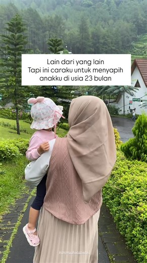 Karimah Salasari on Instagram: "Halo, sedikit sharing, aku dan suami memutuskan untuh menyapih anakku di usia 23 bulan karena kami sudah menyerah dengan drama GTM nya mulai 8 bulan, berharap dengan jurus sapih, si kecil tidak lagi minta nenen terus dan bisa lahap makannya Tipe anakku, kalau minta nenen tidak dikasih bakalan tantrum Jauh2 hari sudah sounding ke anak "kalau besok tiup lilin, tidak boleh nenen, bolehnya minum air putih atau minum susu gelas" Awalnya berencana untuk full sapih, tern