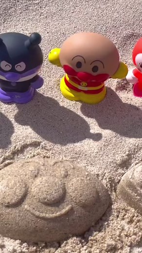 アンパンマンと砂場で水遊び！水鉄砲で遊んだよ！#アンパンマン#公園#砂遊び #水遊び#おもちゃ