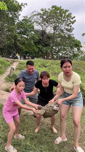 The Girl Cleans the Baby’s Teddy Bear! 🧸👧✨#suủvival #outdoors