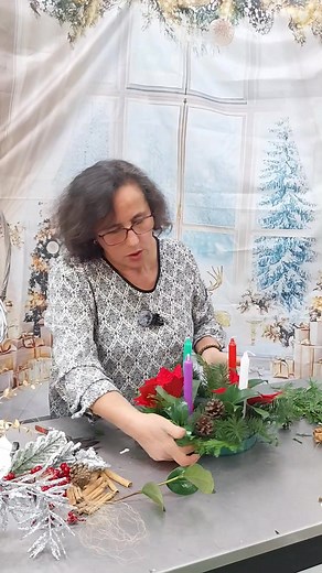 🎄 Coroas de Natal tradicionais: o encanto que nunca sai de moda 🎄 Neste vídeo mostramos-lhe, passo a passo, como se criam as nossas coroas de Natal tradicionais, feitas com carinho, dedicação e espírito natalício 🤍 Cada detalhe é pensado para levar mais beleza, aconchego e magia à sua porta ou ao seu espaço. Se procura uma decoração clássica, elegante e cheia de significado, as nossas coroas são a escolha perfeita ✨ Passe pela Decoarestal e deixe-se envolver pelo verdadeiro espírito de Natal 