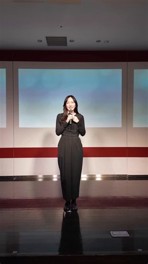 ひかる┃トークリール攻略┃インスタマーケ on Instagram: "主宰のマーケ講座Ms.Marketerの忘年会にてのスピーチです。何者でもない私が100名以上のビジネススクールを円滑に運営し実績者も多数輩出していけているのは紛れもなく受講生さん達、周りでサポートをしてくれている運営チーム、講師の沙織さんみずほさん、そしてフォロワーさん身の回りにいる方々のおかげです。ありがとうございます！ ㅤㅤㅤㅤㅤㅤㅤㅤㅤㅤㅤㅤㅤ ハッピーメリークリスマス🎅🎄"