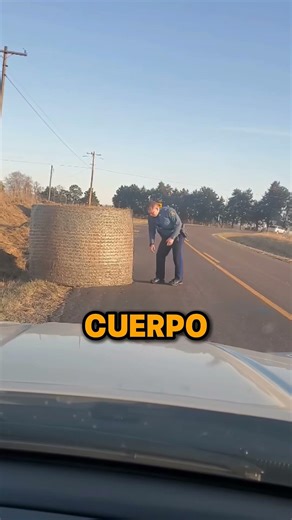 Un agente de policía mueve solo una bala de heno de 270 kg: ¡una fuerza viral! 🚨💪 #FuerzaPolicía