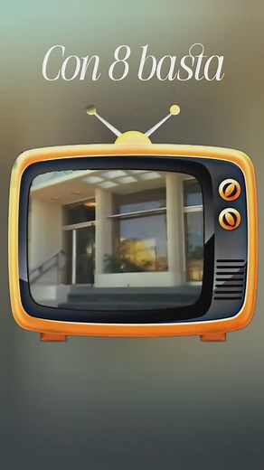 Con 8 basta... ¡Qué recuerdos tan entrañables de esta serie que nos enseñó que una familia numerosa podía ser un caos lleno de amor, risas y lecciones de vida! Emitida entre finales de los 70 y principios de los 80, esta serie seguía las aventuras y desafíos de la familia Bradford, con el querido Tom como el padre que, con infinita paciencia, sacaba adelante a sus ocho hijos. Su intro es de esas que, con solo escuchar los primeros acordes, te transporta de inmediato al salón de casa, cuando la t