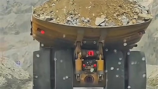 轮胎都瘪了，这是拉着一座山啊