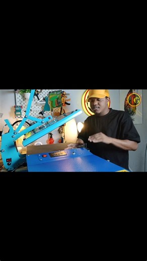 Nouvel Heat Press Portatif 🔥 – Fè DTF, Sublimation & Vinyle Pi Rapid, Pi Fasil!Nan videyo sa a, map prezante nou nouvel heat press portatif la, yon machin super pratik ou ka deplase nenpòt kote san pwoblèm. Li fèt pou moun k ap fè DTF, vinyle HTV ak sublimation, epi li ede w travay pi rapid, pi pwòp, pi pwofesyonèl. M ap fè yon vrai démonstration kote m ap enprime yon design DTF sou yon mayo pou ou ka wè kalite rezilta li bay la. Heat press sa a pa pran anpil plas, li chofe vit, epi li bay yon 