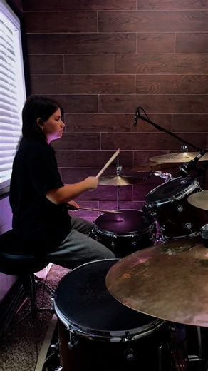 Rosanna Shuffle for your Friday 🥁 such an iconic groove played by Jeff Porcaro which is derived from a mix of the Purdie Shuffle (Bernard Purdie) and John Bonham’s groove from Fool in the Rain 🔥 original drums I removed with @moises.ai 🫡 | Megan Spencer