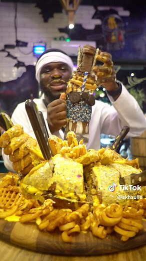 TRYING THE BIGGEST BURGER IN THE WORLD!! #fyp #asmr #mukbang #viral #food #bigburger #burger #dubai