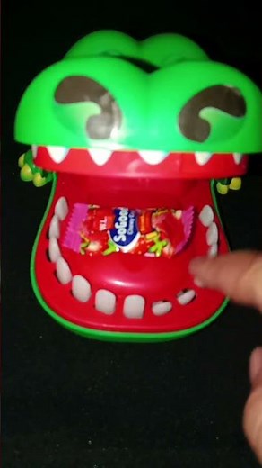 💥 CROCODILE DENTIST EATING STRAWBERRY CHEWY CANDY 💥#asmr #asmrsounds #shorts