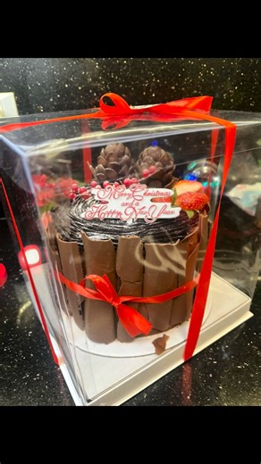 Sahar Sbeity on Instagram‎: "شو وأيكن بالكايك؟🤗🤗انشالله بينعاد عليكم ب أيام أحلى من يلي قطعت..كل عام و أنتو و عيلكن ب صحّة و سلامة🤗🤗❤️❤️رأيكن بالكومنتس كثير بهمني🥰🥰🥰#fyp #explore #foodblogger #letscook #kitchen #support #easyrecipes #cake #cakedecorating #holiday"‎