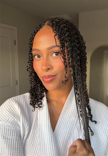 Wash and go routine post protective style 🫶🏽✨ Product line up: OLAPLEX No.4 Bond Maintenance Shampoo OLAPLEX Rich Hydration Mask OLAPLEX No.5 Leave-In™ Moisturize & Mend Conditioner Strong-hold gel (non-OLAPLEX) OLAPLEX No.7 Bonding Oil @Olaplex #olaplexpartner