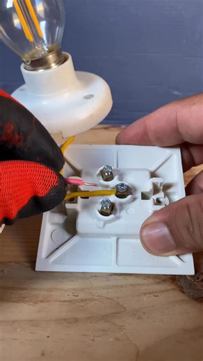 1.1M views · 12K reactions | branchement interrupteur va et vient court circuit ‏“wiring a two-way switch short circuit. électriqueAbdo @super fans. #électricien. #racing. #électricité. #moon. | électriqueAbdo | Facebook