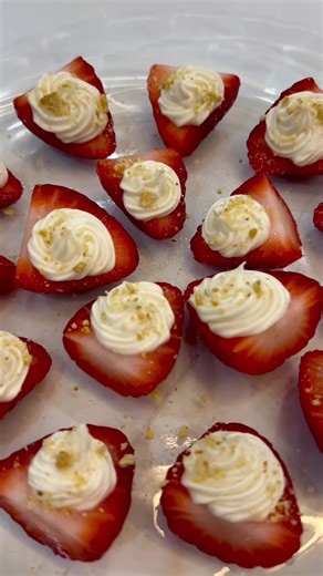 These deviled strawberries are the easiest no-bake dessert and always disappear fast 🍓 Creamy cheesecake filling, sweet strawberries, and a graham cracker crunch 🤍 Perfect for Valentine’s Day, parties, baby showers, or when you need a last-minute dessert idea.