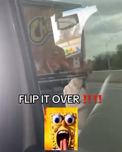 A white monster on Instagram: "1997년 개봉한 영화 Titanic은 책과 로즈의 운명적인 사랑을 통해 비극 속에서도 오래 남는 감정의 깊이를 보여주는 작품입니다. 화려한 연출보다 인물의 감정에 더 집중한 제임스 카메론 감독의 스 타일 은 지금 다시 봐도 묘하게 가슴을 울리죠. 배가 침몰하는 장면 이 아닌, 두 사람이 서로를 바라보던 순간들이 더 강하게 기억에 남는 영화이기도 합니 다. 이 감정을 완성해주는 곡이 바로 셀린 디온의 *” My Heart Will Go 0n”*입니다. 처음 들으면 잔잔한데, 어느 순간 자연스럽게 가슴이 벅차오 르는 느낌을 줍니다. 특히 후반부의 고조되는 보컬은 영화 속 잭과 로즈의 마지막 장면과 겹쳐지면서 괜히 마음이 서늘 해지기도 하고요. 많은 분들이 “이 노래가 나오면 왜 그 장면이 자 동으로 떠오르는지 모르겠다”고 말하는 데, 그만큼 영화와 음악이 자연스럽게 얽혀 있는 곡입니다. 1998년 아카데 미 주제가상을 비롯해 여러