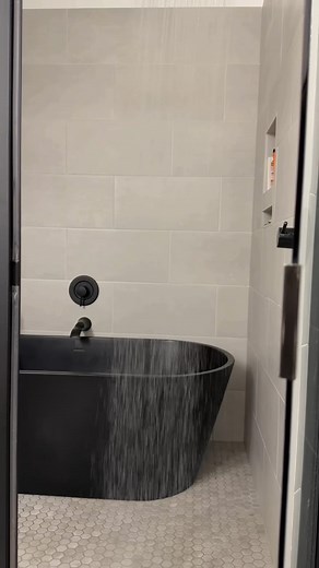 2 ways to use shaving cream you didn’t know 👀🫧 Clip 2 (trash can): 1️⃣ Trash-can deodorizer Rub a thin layer inside the rim → helps neutralize odors keeps it fresh 2️⃣ Fog-free mirrors shower glass Tiny dot on a microfiber cloth → buff onto glass → prevents fogging Shaving cream = underrated cleaning hack 😮‍💨🫧 ShavingCreamHack #homecleaning101 | Glam Home Cleaning